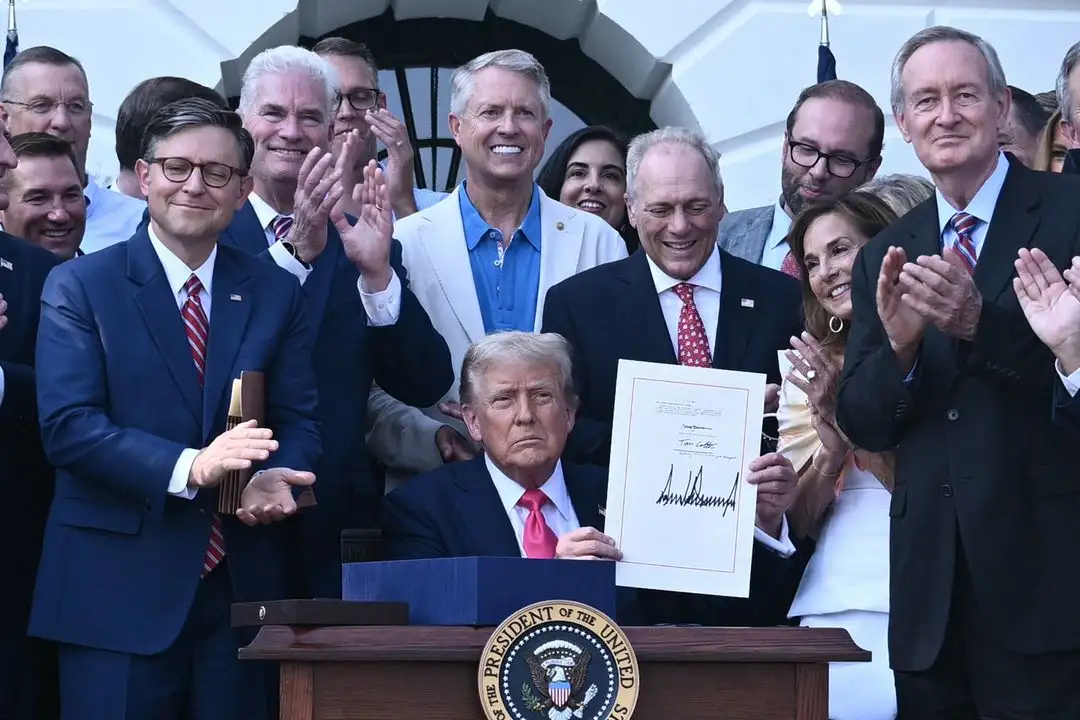 "Es un buen momento", dijo, mientras firmaba el documento con un grueso marcador, rodeado de decenas de legisladores republicanos que se alinearon para apoyar su "Ley grande y hermosa", como la bautizó. Foto