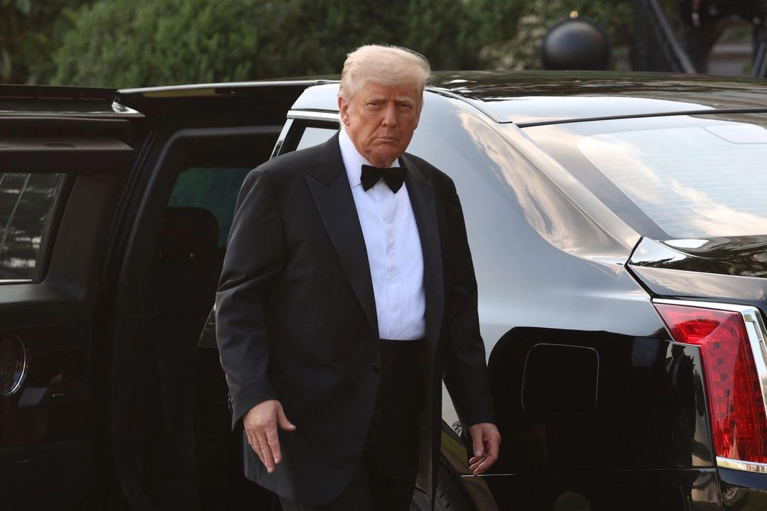 El presidente de Estados Unidos, Donald Trump, sale de la Casa Blanca en Washington, D.C., el 11 de junio de 2025, rumbo al Kennedy Center. Foto
