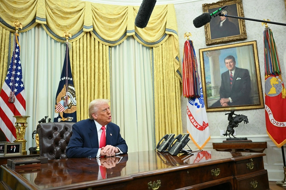 Donald Trump ofrece unas declaraciones en la Sala Oval de la Casa Blanca, previo a firmar una orden ejecutiva. 