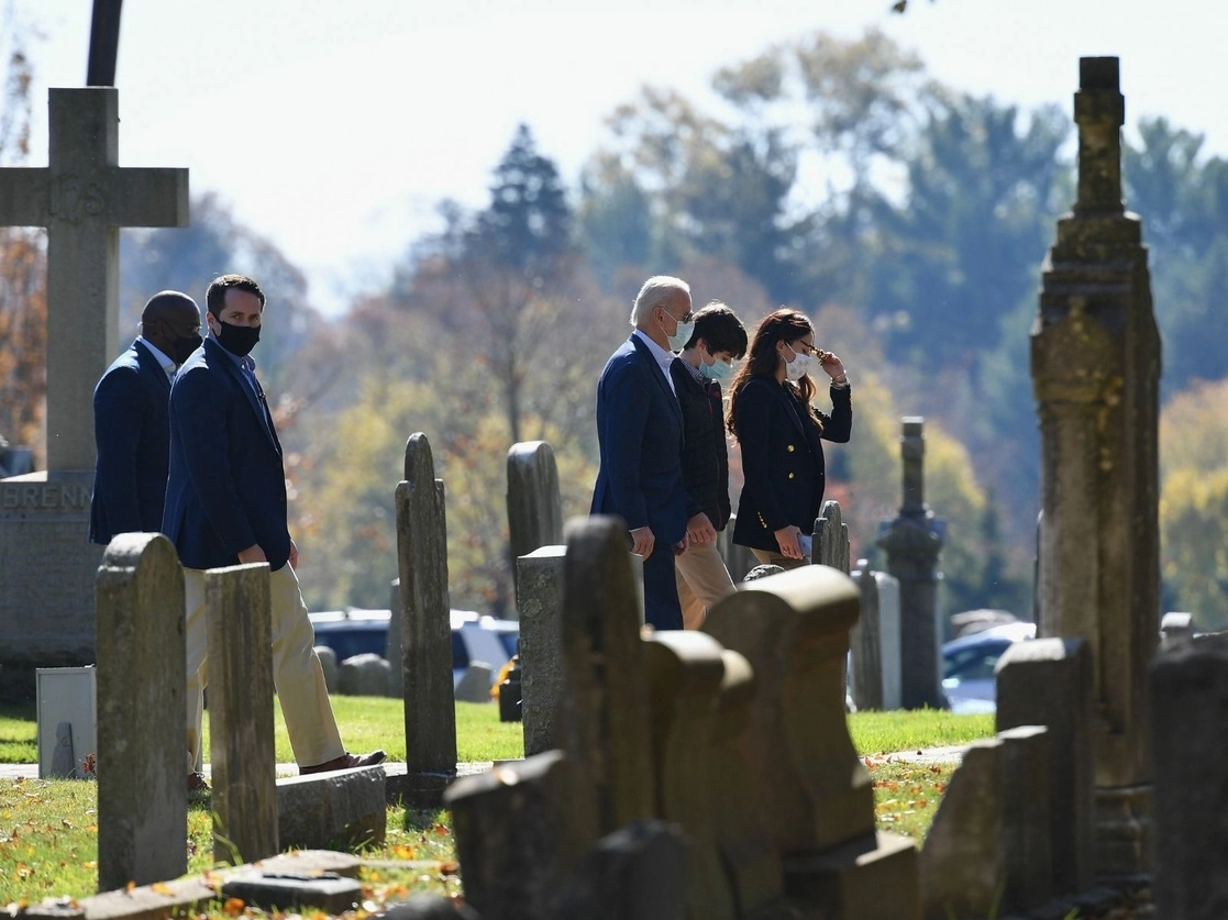 El virtual ganador de la presidencia de Estados Unidos, Joe Biden, acompañado de su familia, visitó ayer el cementerio en Wilmington donde está enterrado su hijo, Beau. Foto Afp