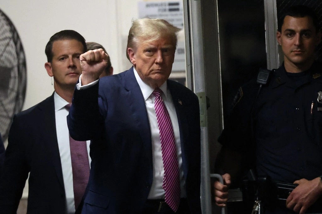Donald Trump, ex presidente de EU, es juzgado en NY por supuestamente haber comprado el silencio de una mujer con quien tuvo una relacipon extramarital. Foto Afp
