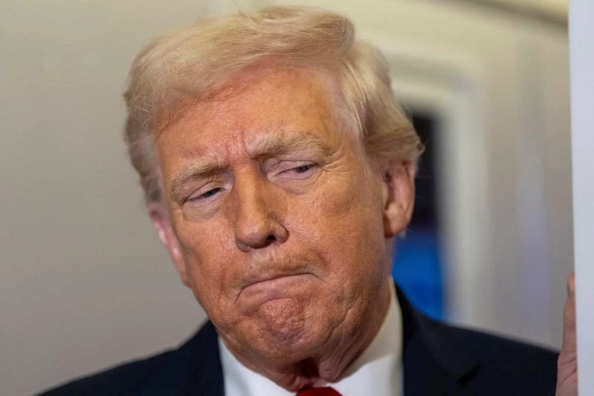 El presidente Donald Trump habla con periodistas durante un vuelo en el Air Force One desde la Base Conjunta Andrews rumbo a Mar-a-Lago en Palm Beach, Florida, el martes 25 de noviembre de 2025. Foto 