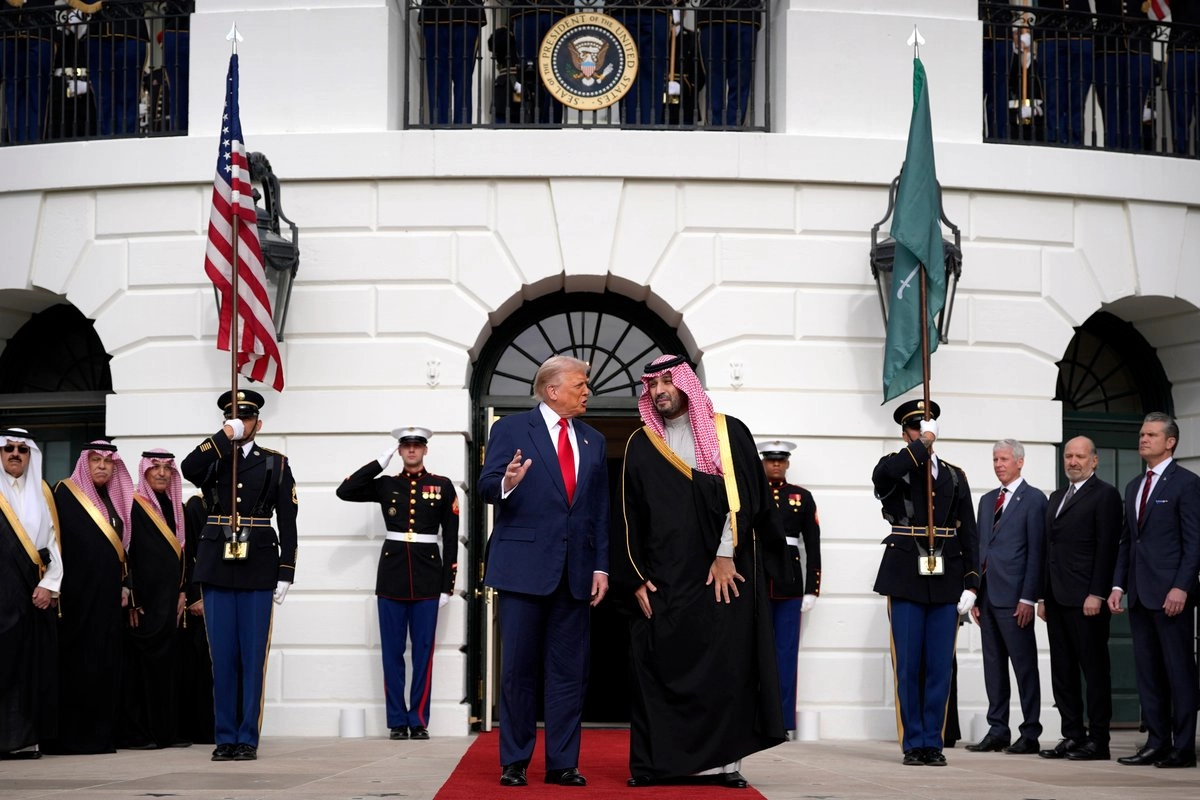 El presidente Donald Trump recibe al príncipe heredero de Arabia Saudita, Mohammed bin Salman, en la Casa Blanca, en Washington, el 18 de noviembre de 2025.