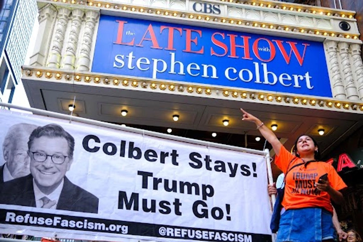 Un grupo de manifestantes participó esta semana en una protesta con el lema ¡Colbert se queda! ¡Trump debe irse! en apoyo al presentador de 'The Late Show', Stephen Colbert, fuera del teatro Ed Sullivan, en Nueva York. La cadena CBS anunció que cancelará el programa el próximo año. Foto
