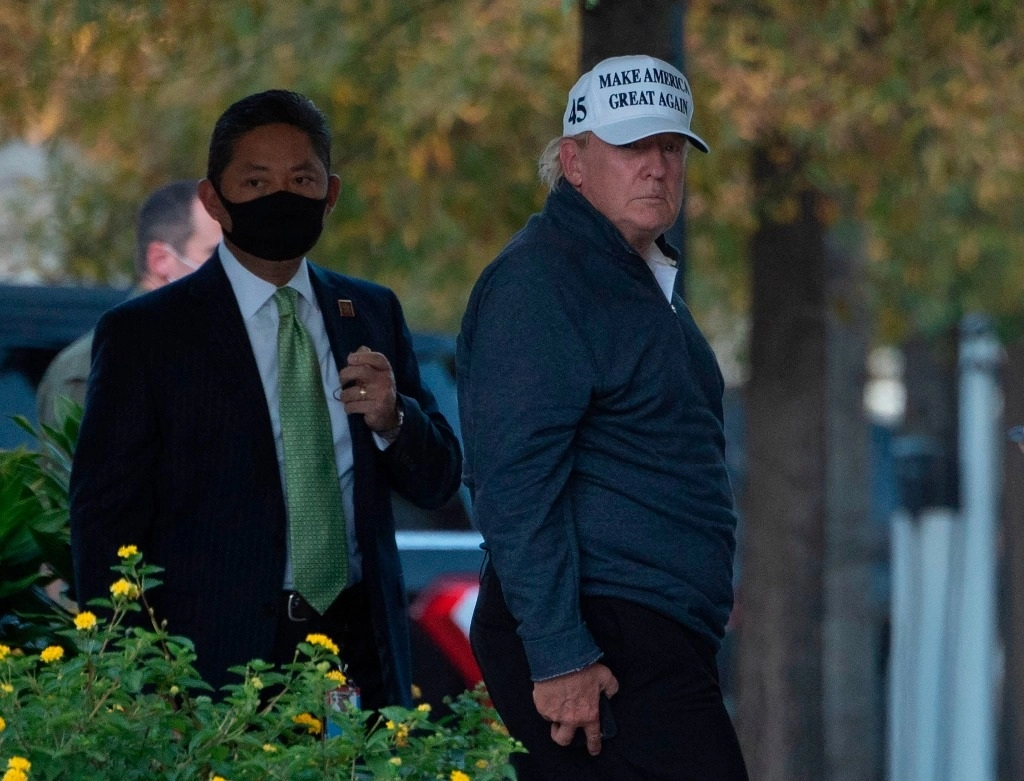 El presidente Donald Trump arriba a la Casa Blanca luego de jugar golf y de darse a conocer el anuncio de la victoria de Joe Biden. Foto Afp
