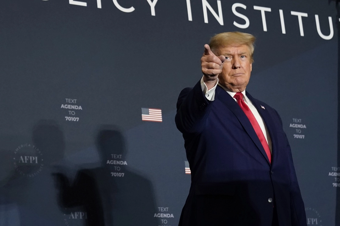 Donald Trump, durante su discurso en el America First Policy Institute, en Washington, en el que es su retorno a la capital estadunidense tras haber dejado el poder en 2021. Foto Ap.