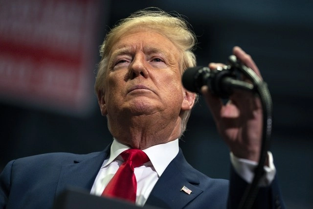 Vía Twitter el presidente Donald Trump arremetió contra los demócratas al señalarlos de no hacer nada constructivo aun en tiempo de crisis. Foto Ap
