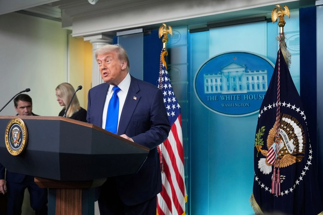 El presidente, Donald Trump, habla con los medios de comunicación  en la sala de prensa de la Casa Blanca en Washington.