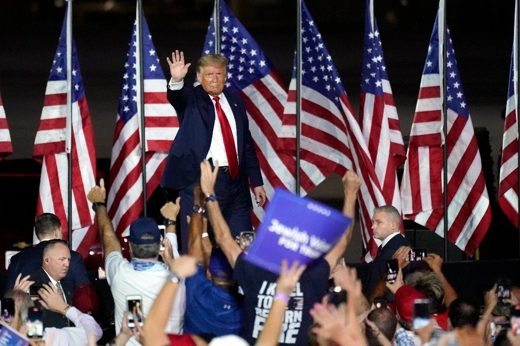 Donald Trump retomó su campaña este lunes en Florida. Foto Ap