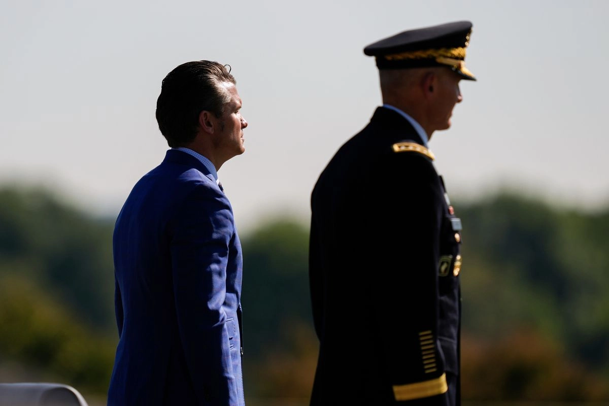 El secretario de Defensa, Pete Hegseth, a la izquierda, y el jefe del Estado Mayor del Ejército, general Randy George, durante una ceremonia en el Pentágono, en Washington, el 19 de septiembre de 2025.
