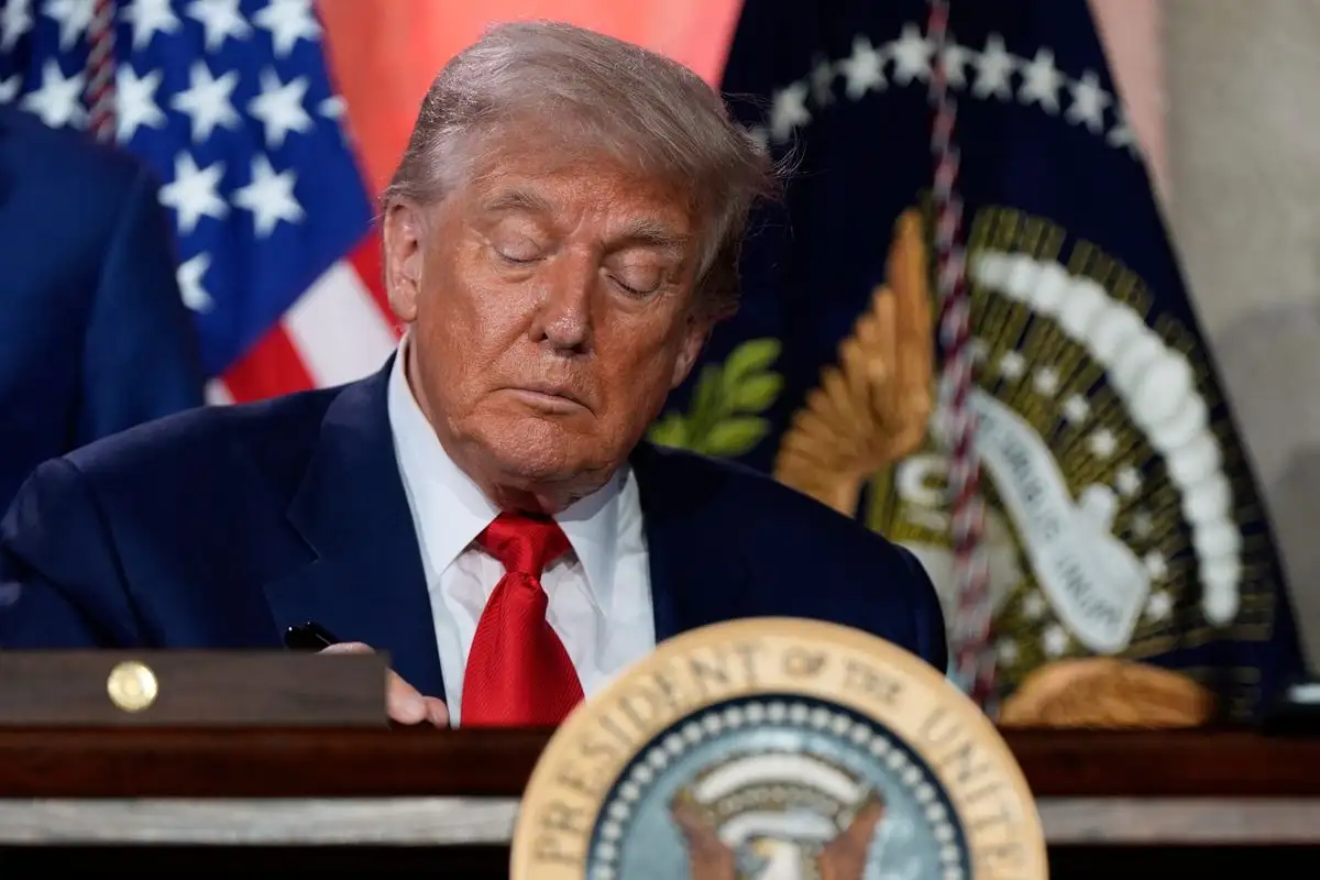 El presidente Donald Trump firma órdenes ejecutivas tras su intervención en una cumbre sobre IA en el Auditorio Andrew W. Mellon, el miércoles 23 de julio de 2025, en Washington. Foto 