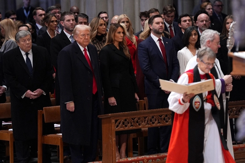El presidente Donald Trump, desde la primera fila a la izquierda, la primera dama Melania Trump, el vicepresidente JD Vance y su esposa Usha Vance observan mientras la reverenda Mariann Budde, a la derecha, llega al servicio nacional de oración en la Catedral Nacional de Washington. Foto Ap