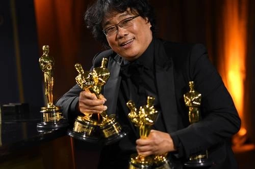 Boon Jon-ho, director de la cinta sudcoreana que arrasó la noche de la premiación. Foto Afp