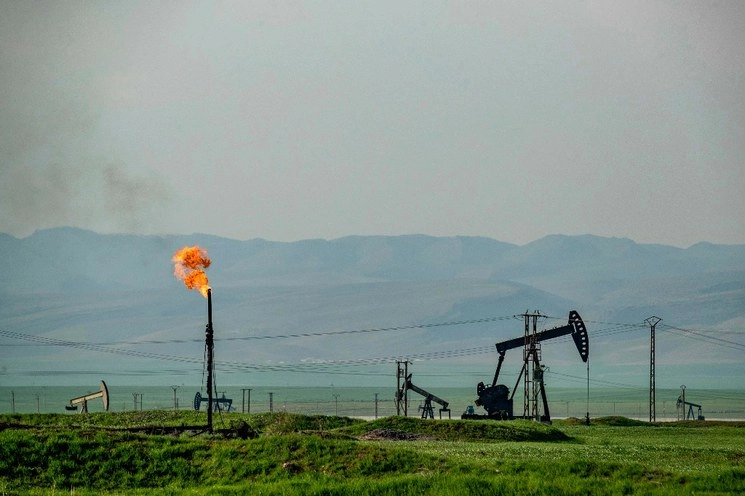 Las cotizaciones del petróleo, pilar de las economías del Golfo, cayeron fuertemente este jueves en medio de una guerra de precios lanzada por Arabia Saudita y los Emiratos Árabes Unidos contra Rusia. La imagen, en Siria. Foto Afp