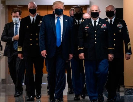 Donald Trump cedió a la intensa presión para establecer un ejemplo de salud pública, durante su visita a veteranos heridos y personal médico de primera línea contra el Covid-19, en el Centro Médico Militar Nacional Walter Reed, en Maryland. Foto Afp