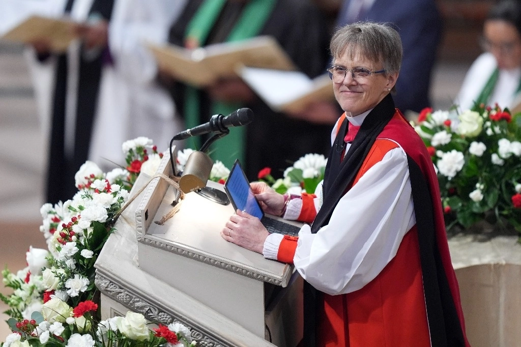 Mariann Edgar Budde ofreció ayer el servicio religioso en la Catedral Nacional en Washington. Foto Ap 