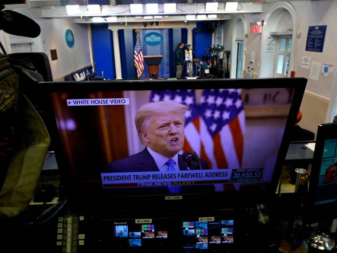 El presidente de Estados Unidos, Donald Trump, pronunció ayer su discurso de despedida a través de un video publicado en YouTube. La imagen, en un monitor en la sala Brady Briefing de la Casa Blanca. Foto Ap