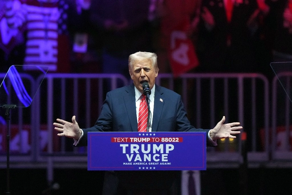 Donald Trump asumirá el poder como el primer presidente convicto de delitos graves, en una ceremonia dentro del Capitolio, edificio que fue tomado por asalto por sus fanáticos hace cuatro años en un intento de golpe de Estado. Foto Ap