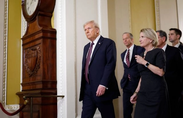 Miembros del Congreso, personal del Capitolio y el ex presidente de la Cámara de Representantes, Kevin McCarthy, también se sumaron a la larga fila de dolientes. Foto Ap