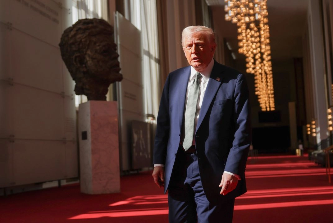 El presidente Donald Trump visita el Centro John F. Kennedy para las Artes Escénicas en Washington, el lunes 17 de marzo de 2025. Foto