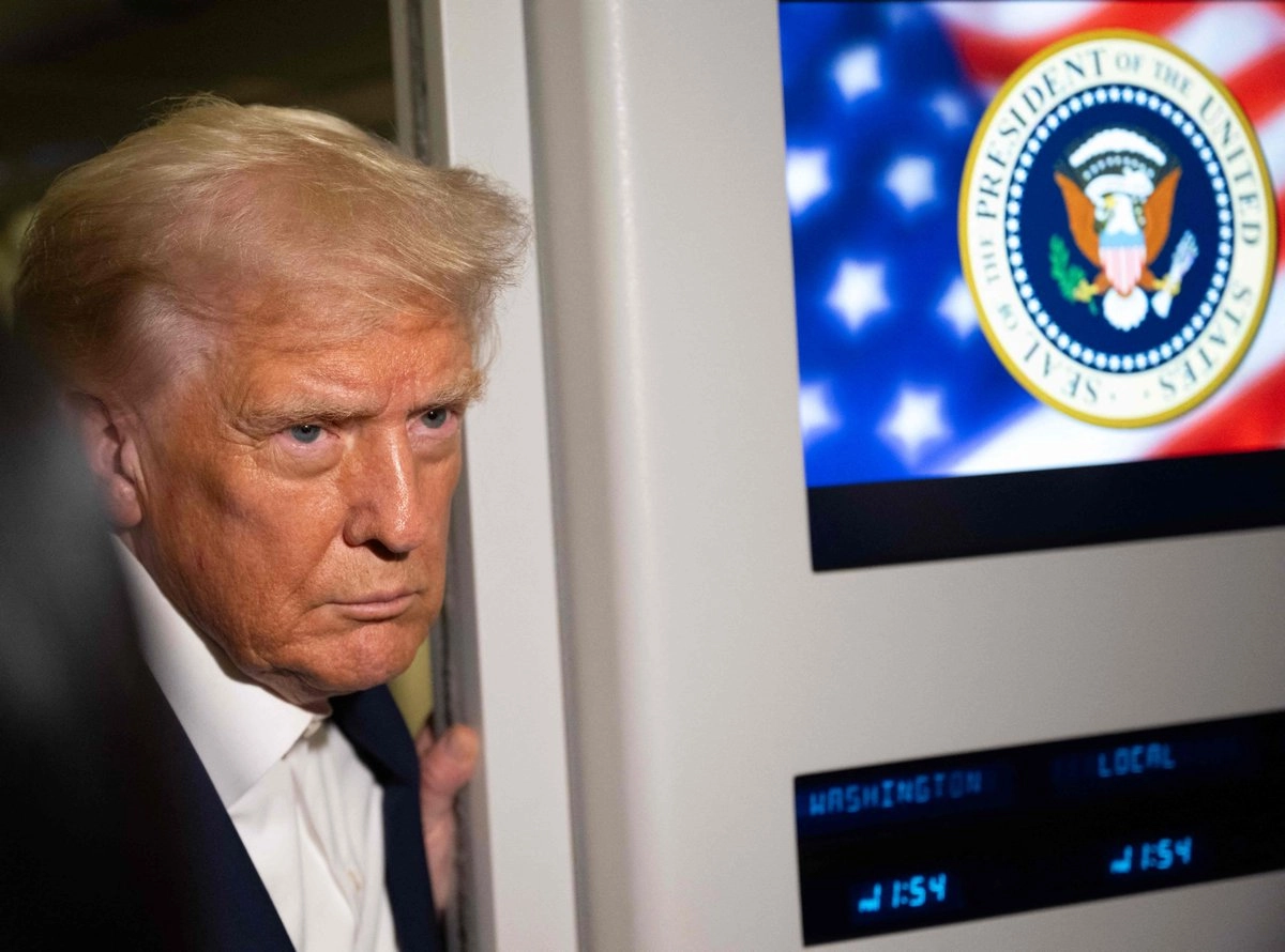 El presidente de Estados Unidos, Donald Trump, habla con los medios a bordo del Air Force One el 24 de octubre de 2025, camino a Malasia para la cumbre de la Asean, el 24 de octubre de 2025. Foto 