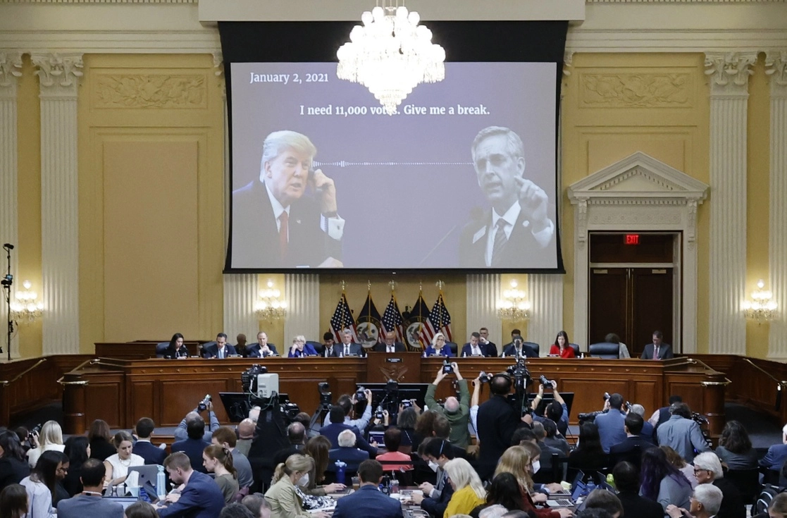 En la sesión pública de ayer, el comité investigador exhibió por primera vez audios de Trump coaccionando a autoridades estatales. Foto Ap
