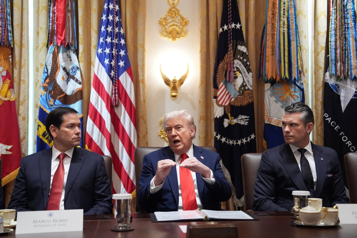 El presidente de EU, Donald Trump, en una reunión de gabinete en la Casa Blanca junto al secretario de Estado, Marco Rubio (izquierda), y el secretario de Defensa, Pete Hegseth, en Washington, D.C., el 9 de octubre de 2025. Foto  