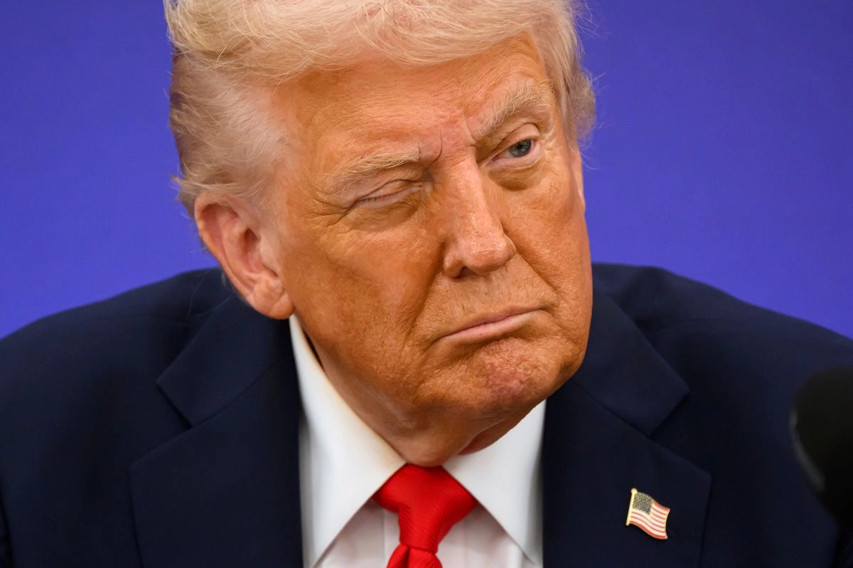 El presidente de Estados Unidos, Donald Trump, guiña el ojo al anunciar un acuerdo con el primer ministro del Reino Unido, Keir Starmer, durante una conferencia de prensa en Chequers, cerca de Aylesbury, Inglaterra, el jueves 18 de septiembre de 2025, al término de su segunda visita de Estado al Reino Unido. La anterior tuvo lugar en 2019, durante su primer mandato presidencial. Foto