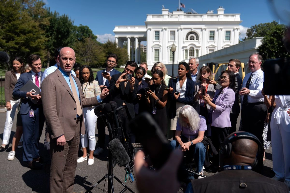 El subjefe de gabinete de la Casa Blanca, Stephen Miller, habla con periodistas frente a la Casa Blanca, el viernes 29 de agosto de 2025, en Washington. Foto