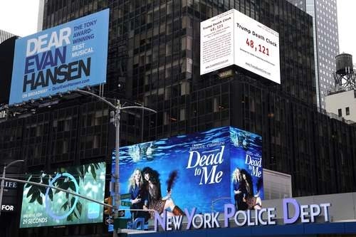 Un cartel colocado en Times Square, en Manhattan, llamado Trump Death Clock (El Reloj de la Muerte de Trump), muestra el número de muertes atribuibles a la "inacción" del presidente de Estados Unidos durante la pandemia del Covid-19. Foto Afp