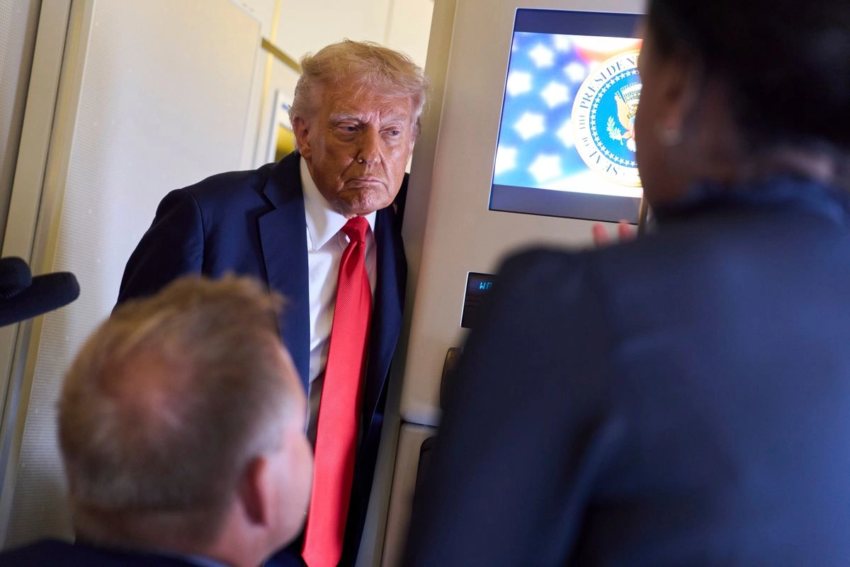El presidente de EU, Donald Trump, habla con la prensa en el Air Force One tras partir de Reino Unido, el 18 de septiembre de 2025. Foto  