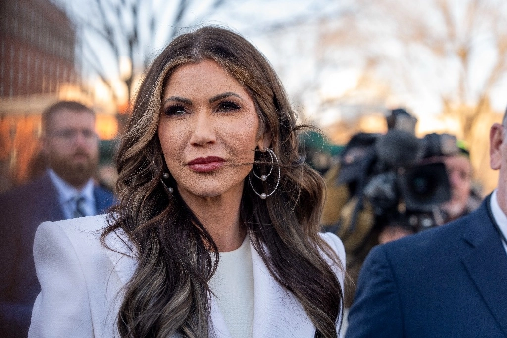 La secretaria de Seguridad Nacional, Kristi Noem, habla con periodistas en la Casa Blanca, en Washington, el 29 de enero de 2025. Foto Ap