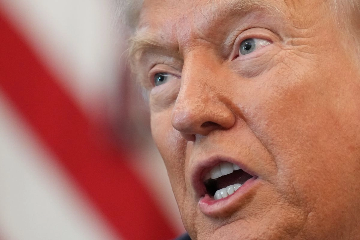 El presidente Donald Trump habla con la prensa antes de firmar una orden ejecutiva en la Oficina Oval de la Casa Blanca, el 6 de octubre de 2025, en Washington.

