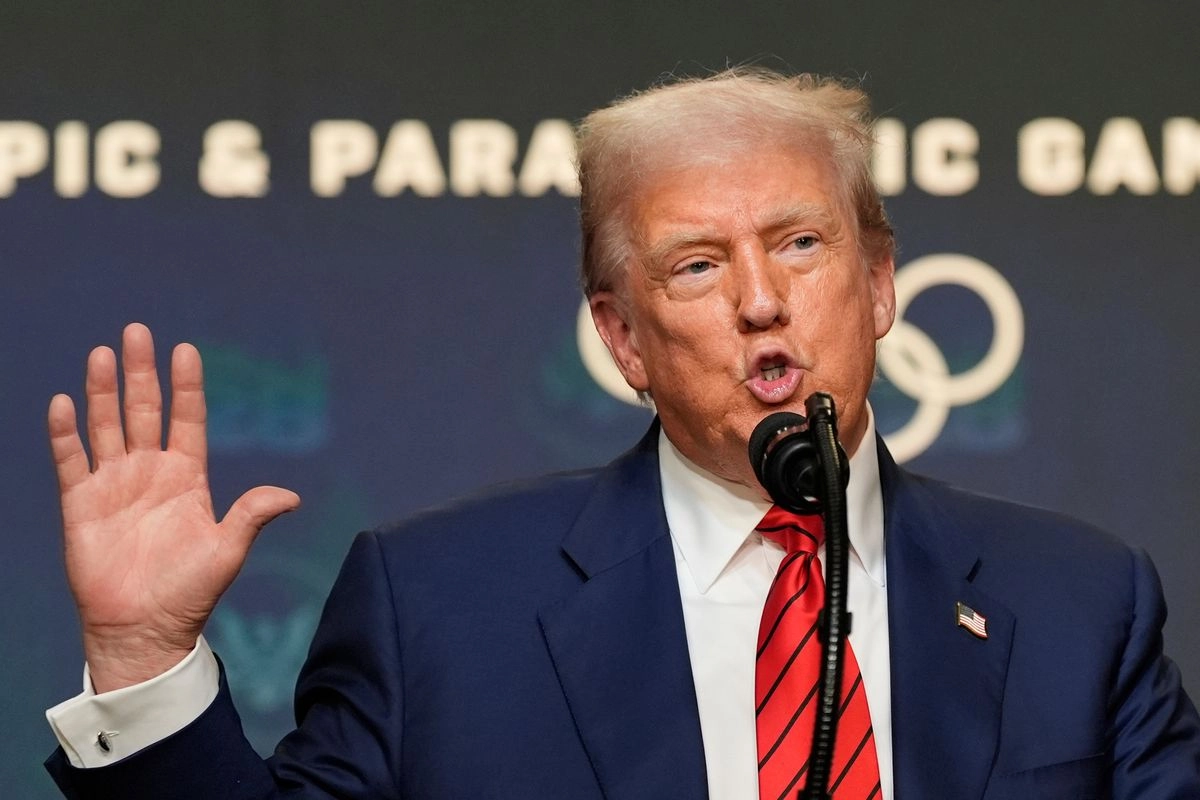 El presidente Donald Trump responde a las preguntas de la prensa tras firmar una orden ejecutiva. Foto