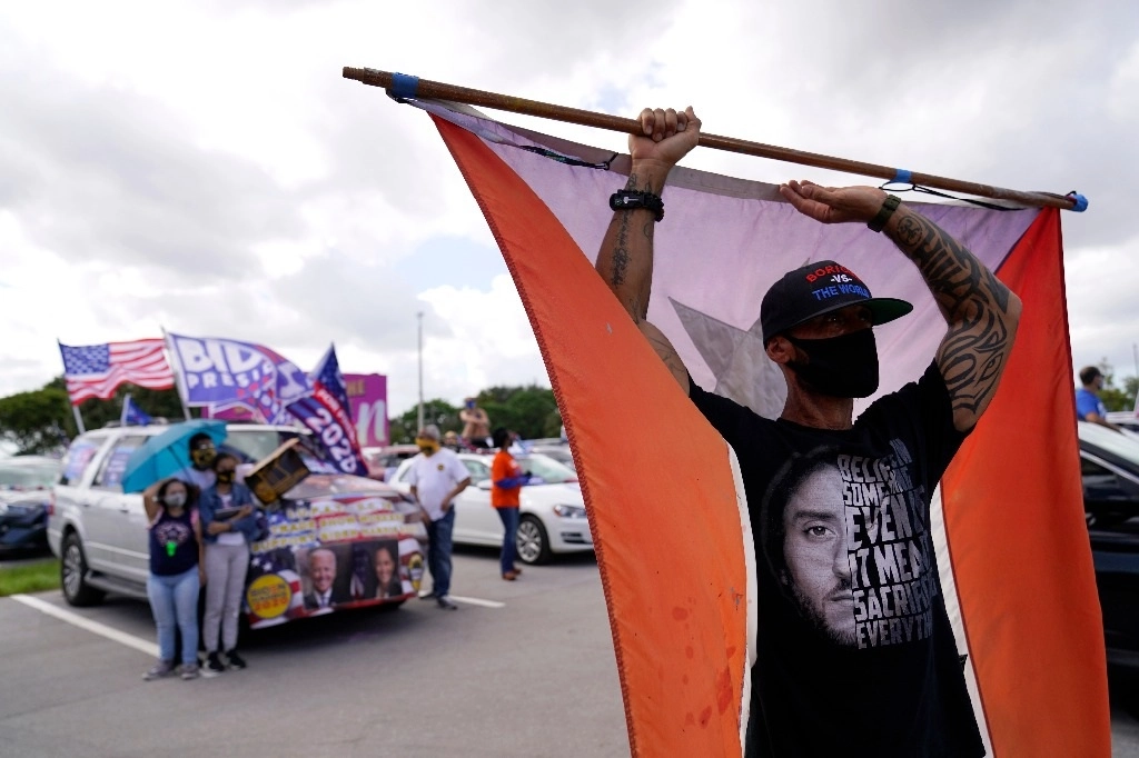 German DuBois III sostiene una bandera de Puerto Rico mientras asiste a un auto-evento del candidato presidencial demócrata exvicepresidente Joe Biden en Broward College, el jueves 29 de octubre de 2020, en Coconut Creek, Florida. Foto Ap