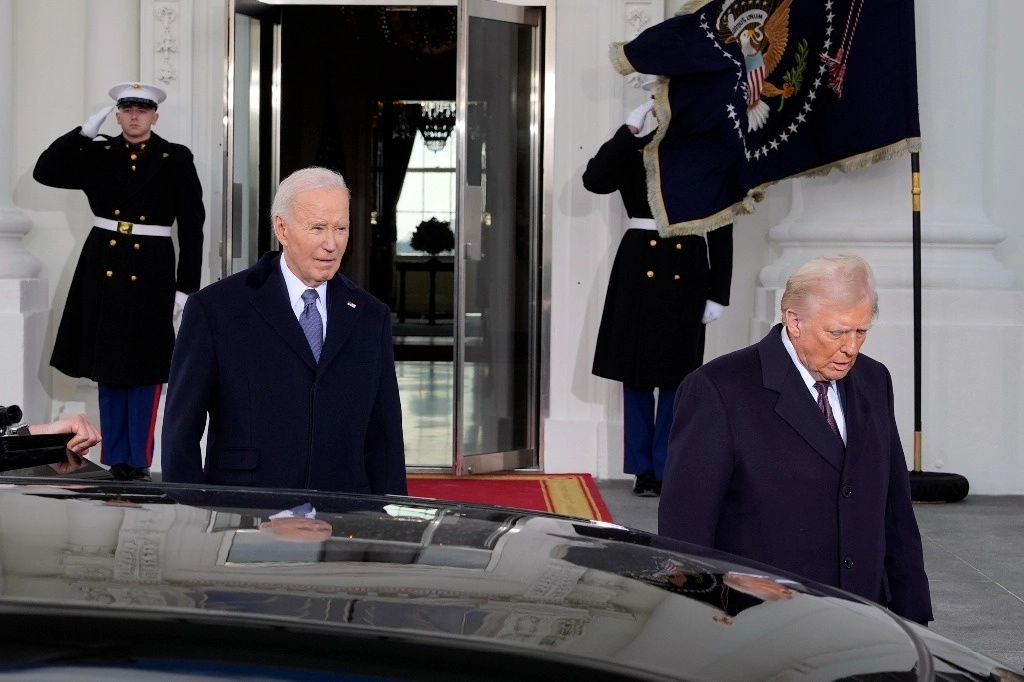 El presidente Joe Biden y el presidente electo Donald Trump caminan hacia la limusina presidencial, al salir de la Casa Blanca, el 20 de enero de 2025, en Washington, rumbo al Capitolio. Foto Ap