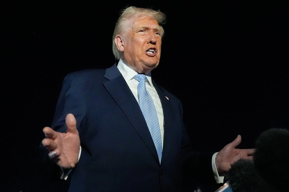 El presidente Donald Trump habla a reporteros antes de abordar el Air Force One, para retornar a la Casa Blanca. 