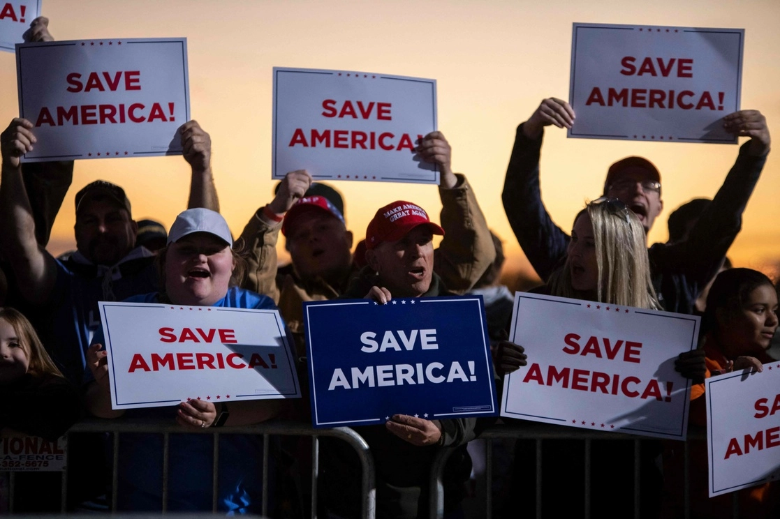 Trump que si retoma el poder en 2024 perdonará a los cientos de arrestados que intentaron tomar por asalto el Capitolio. Foto Afp