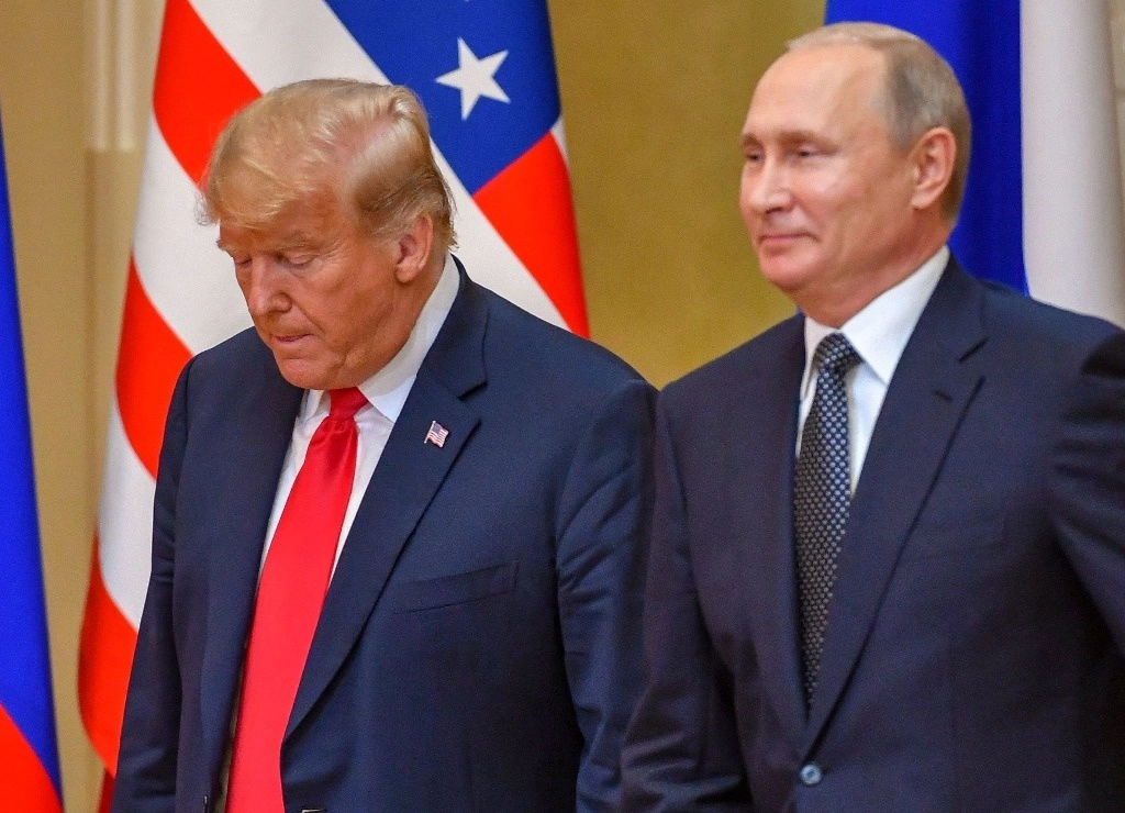 El presidente de Estados Unidos, Donald Trump (izq.) y el presidente de Rusia, Vladimir Putin, llegan para asistir a una conferencia de prensa conjunta después de una reunión en el Palacio Presidencial en Helsinki, el 16 de julio de 2018. Foto Afp/ Archivo