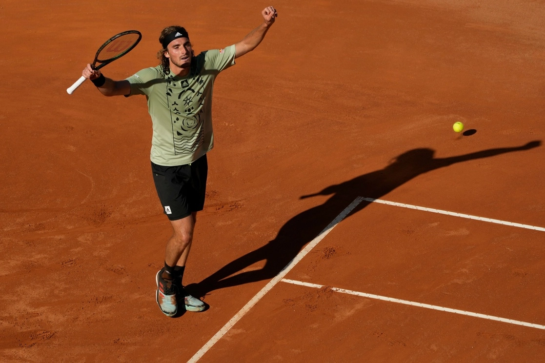 El griego Stefanos Tsitsipas se clasificó a su primera final del Masters 1000 de Roma al ganar un igualado pulso con el alemán Alexander Zverev, este 14 de mayo de 2022. Foto Ap