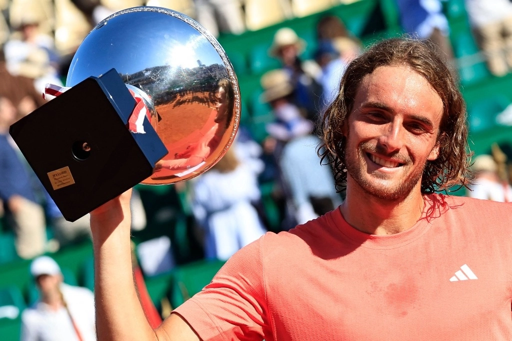 Stefanos Tsitsipas se impuso con sets de 6-1 y 6-4 a Casper Ruud en la final del Masters 1000 de Montecarlo, el 14 de abril de 2024. Foto Afp