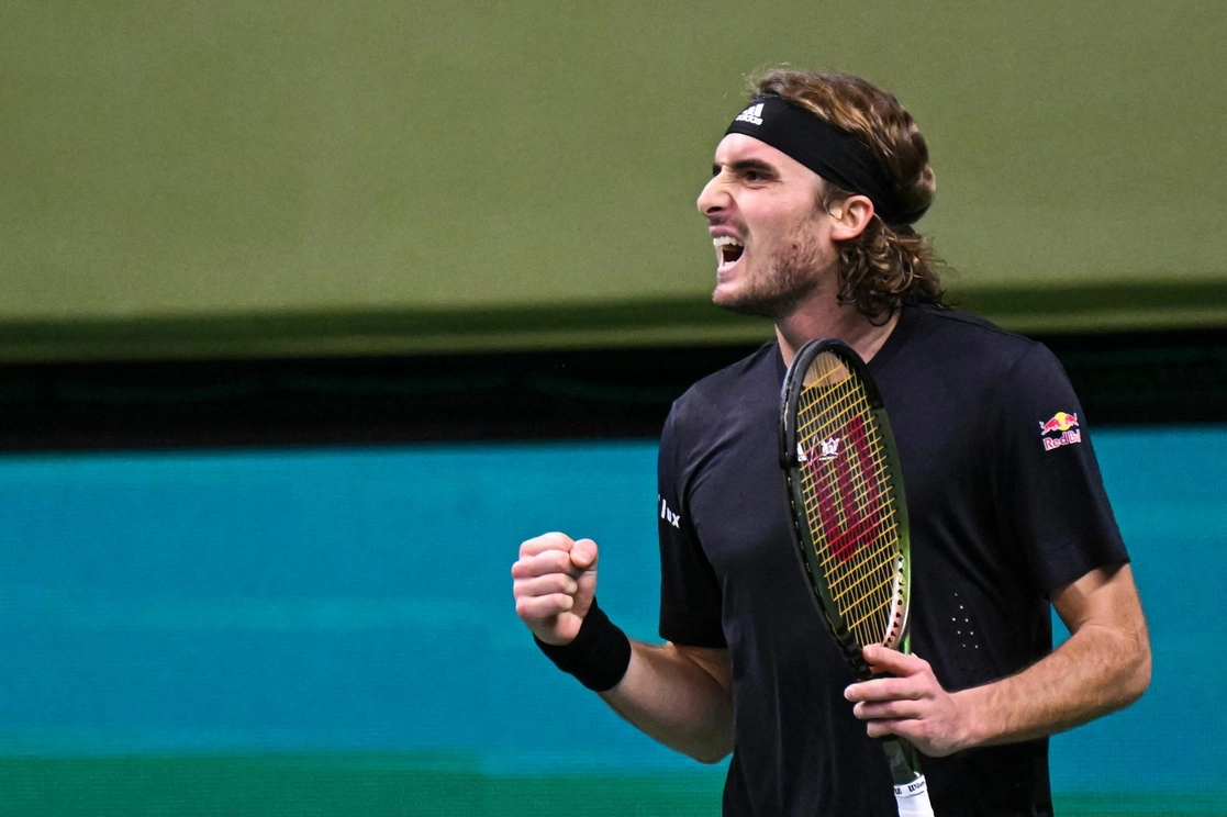 El tenista griego, Stefanos Tsitsipas, derrotó en dos sets al finlandés Emil Ruusuvuori para instalarse en el Torneo ATP 250 de Estocolmo. Foto Afp
