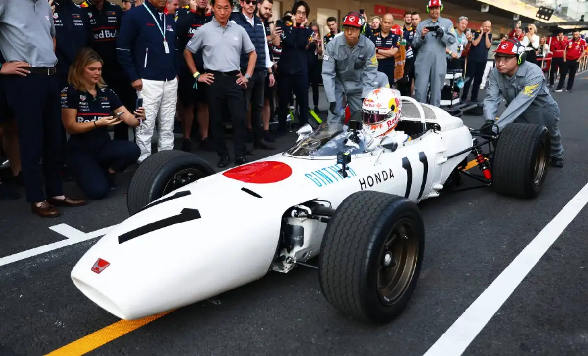 Yuki Tsunoda, de Oracle Red Bull Racing, condujo el RA272 de 1965 sobre la
pista del Autódromo Hermanos Rodríguez, en el marco del Gran Premio de
México 2025 en conmemoración de los 60 años de la primera victoria de
Honda en F1. Foto 