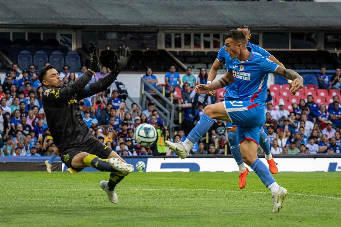 El tiro de Diego Augusto Lotti de Cruz Azul es salvado por el portero de Juárez Alfredo Talavera. Foto Afp