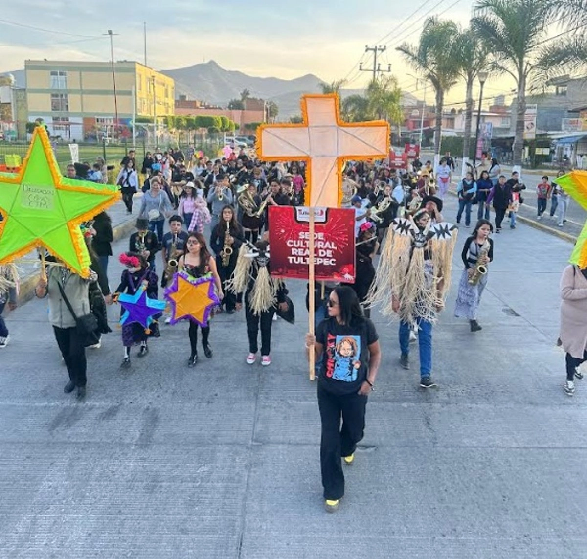 Pobladores de Tultepec durante la procesión. Foto 