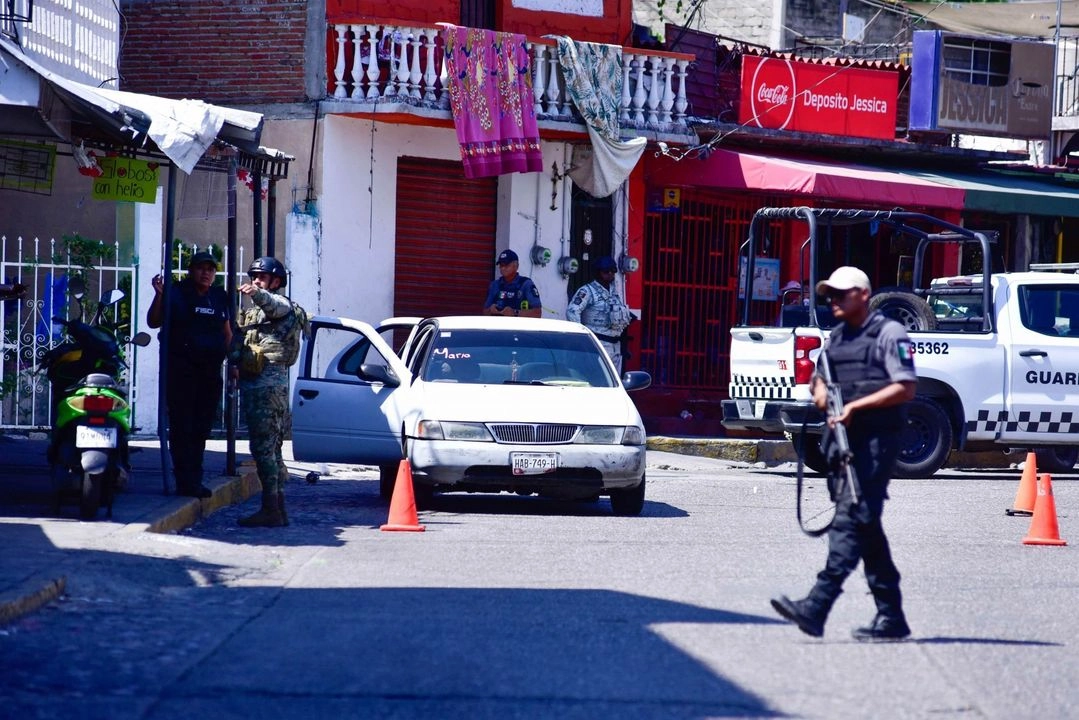 La SCJN declaró inconstitucional que los policías de Chihuahua puedan portar su arma de fuego estando fuera de servicio. Foto