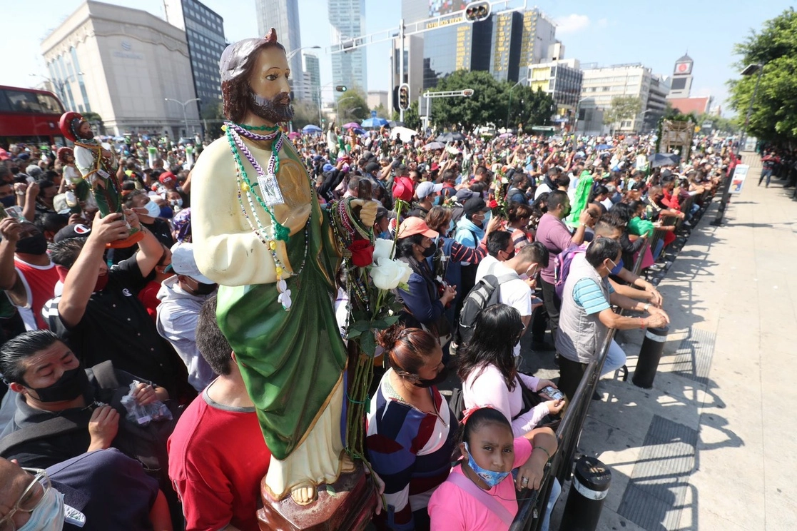 Miles de personas acudieron ayer a la iglesia de San Hipólito y San Casiano, ubicada en el cruce de Paseo de la Reforma y avenida Hidalgo, alcaldía Cuauhtémoc, para solicitar al "santo patrono de las causas perdidas" que los ayude a curar alguna enfermedad o a encontrar empleo. Foto Luis Castillo