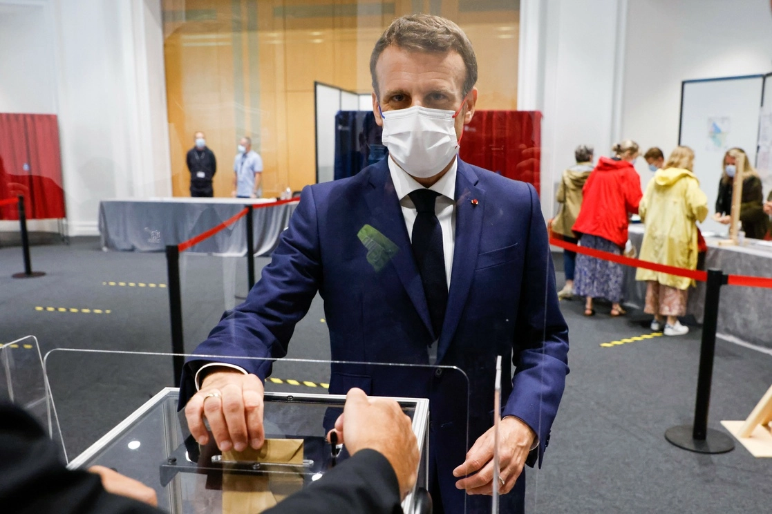 Emmanuel Macron, presidente de Francia, emite su voto en la segunda vuelta de las elecciones regionales. Foto Ap