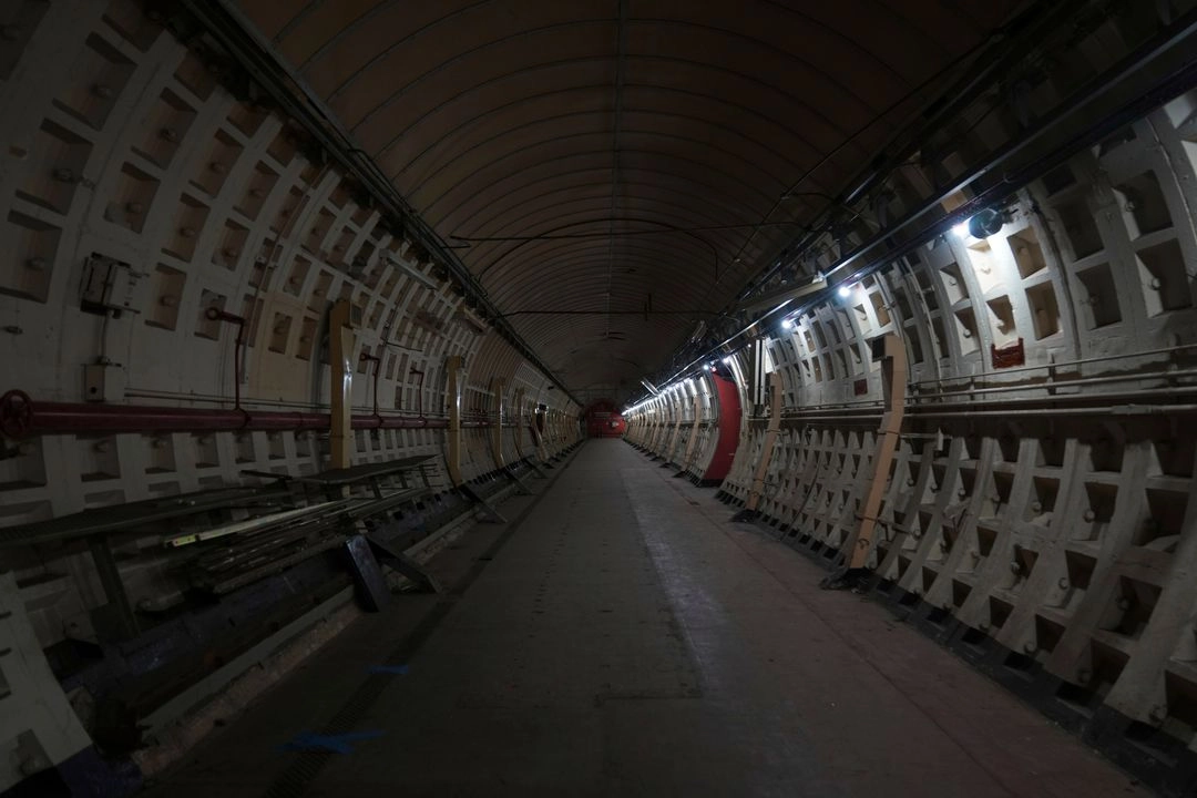 Las autoridades locales aprobaron planes para crear en el sitio de 8 mil 400 metros cuadrados un museo de inteligencia, un memorial interactivo de la Segunda Guerra Mundial y uno de los bares subterráneos más profundos del mundo.