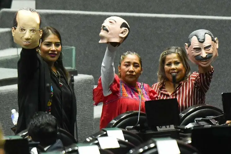 Legisladoras de Morena muestran las máscaras de Felipe Calderón, Carlos Salinas y Vicente Fox durante la pugna con la oposición. La comparecencia del titular de Hacienda se vio por momentos interrumpida. Foto Cuartoscuro 